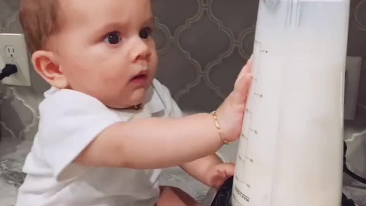 Hilarious Baby's Reaction to Touching a Vibrating Grinder - Uncontrollable Laughter Ensues 😂👶