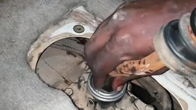 Automobile gear lever filling lubricating oil car repair automobile maintenance