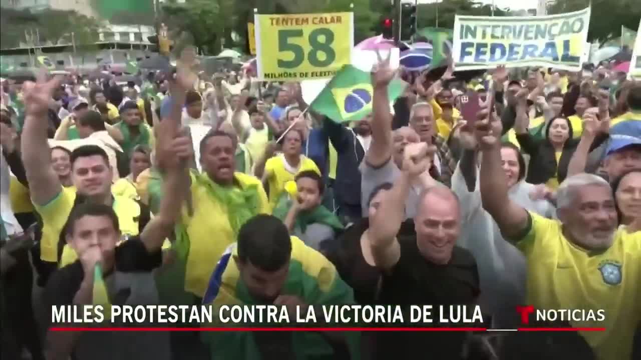 Persisten las protestas por derrota de Bolsonaro en Brasil | Noticias Telemundo