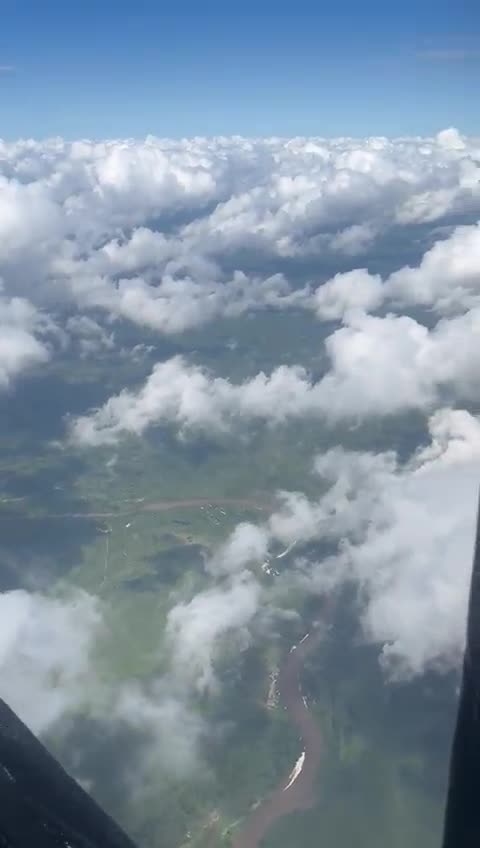 Avião com banda de Tierry faz pouso de emergência após proteção se soltar