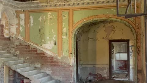 How is this possible ? A wonderful abandoned villa in Serbia