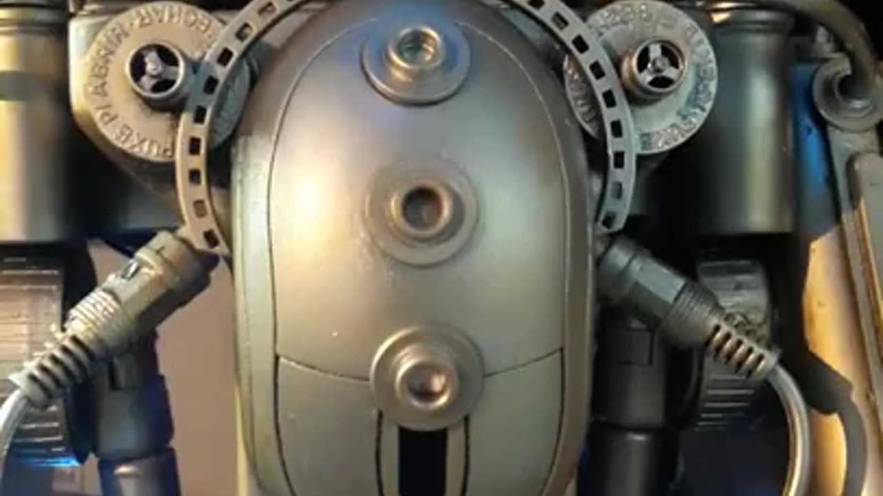 ROBO FEITO COM MATERIAL RECICLADO