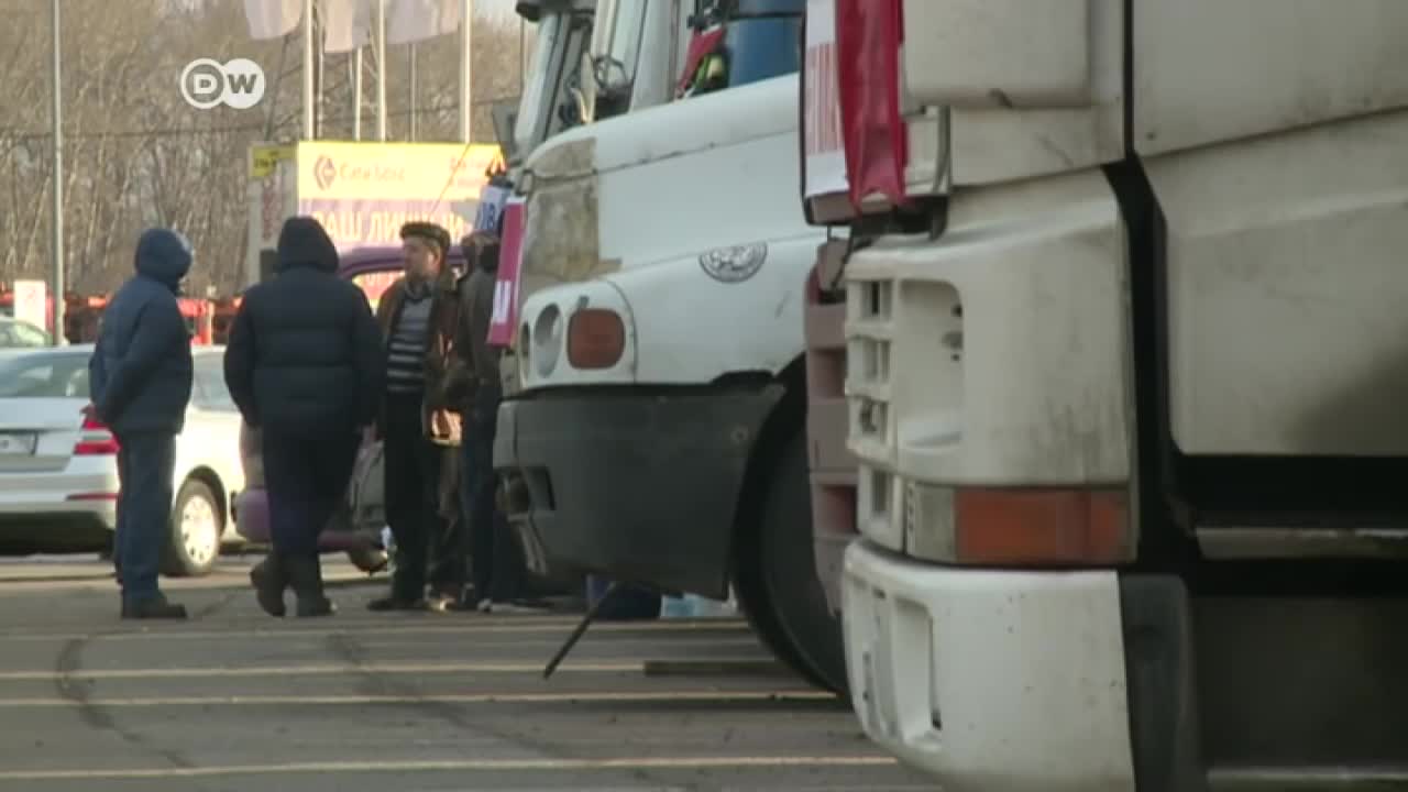 Truckers protest in Moscow | DW News