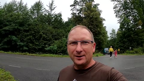 Ma 6 lat i już szuka wykrywaczem metali.