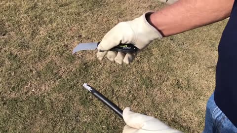 Skinning a wire with gloves on using the Madi OneFlip PTOLK 3B Linemans Knife