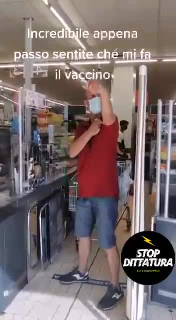 Vaccinato al supermercato continua a far suonare l’antitaccheggio