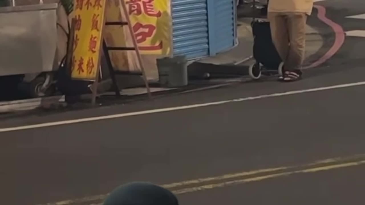 “詭異的定格現象02_台灣 板橋”為何街上開始出現越來越多這樣奇怪的停機、定格狀態？這位女性，從天亮當機到天黑！這肯定不是低血糖！是服藥？還是新冠實驗針劑造成的神經系統傷害？