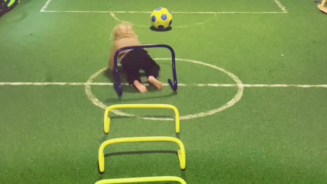 Nu börjar Agnes också älska fotboll, jag som hade hoppats på att nån skulle gilla tennis 🤷🏼♂️😅