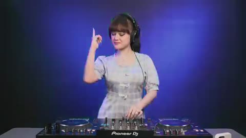 DJ AYUDIA PUTRI BREAKBEAT MELAYANG