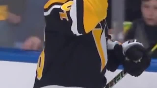 Zucker scored and did the Jagr salute in the Robo Penguin jerseys 🔥 (🎥 @nhlontnt)