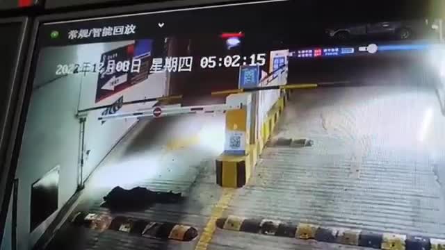 Woman lost consciousness and was crushed by a car
