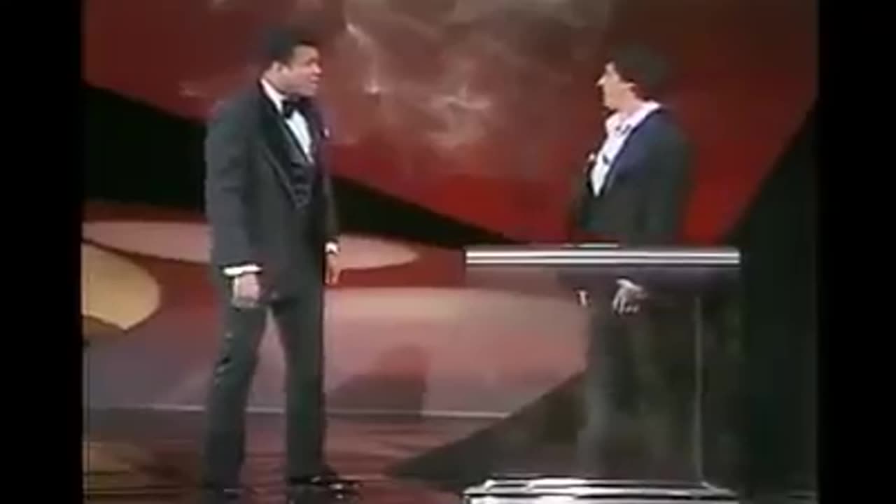 Muhammad Ali surprises Sylvester Stallone at the 1977 Oscars.