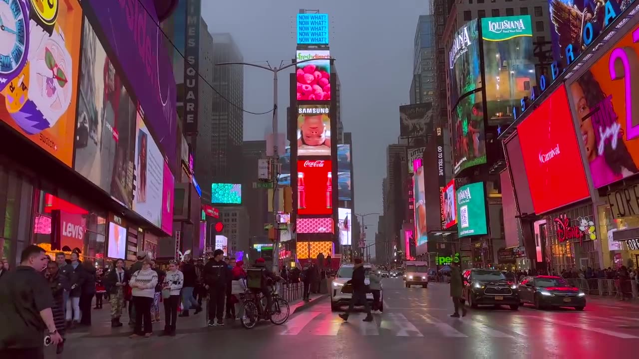 Midtown Mists: Winter Walk 2023 - NYC's Foggy Architectural Enigma