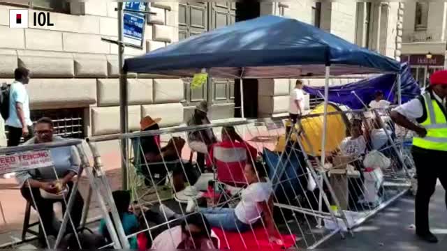 Watch: People Line Cape Town Streets Waiting For "Tweede Nuwe Jaar" Parade