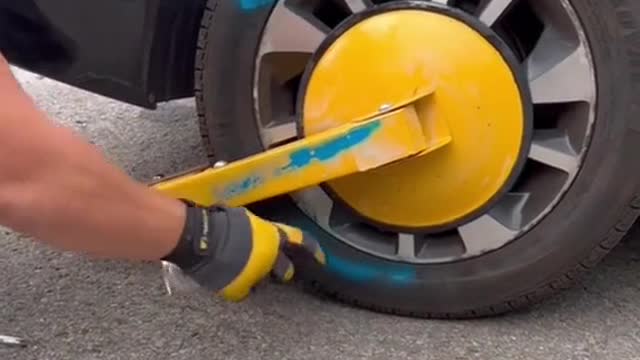 Disassembly of automobile tire lock