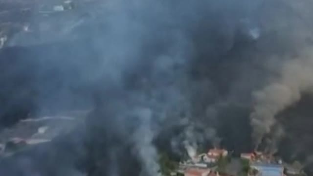 Lava from La Palmavolcano forces thousands of evacuations