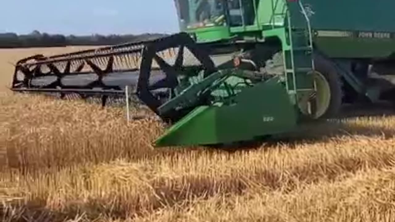 John Deere 9500 harvesting wheat