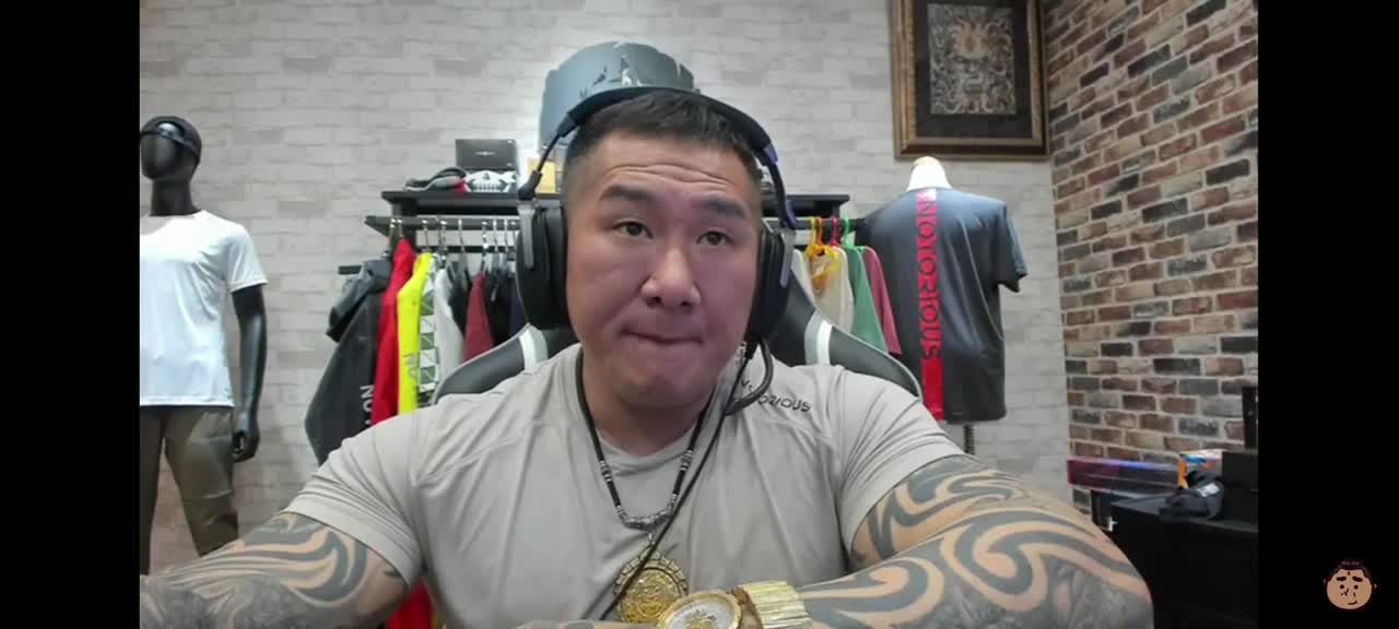 館長挺高端被小明罵臭傻逼,不敢回嘴,說自己只想吸粉掙錢2
