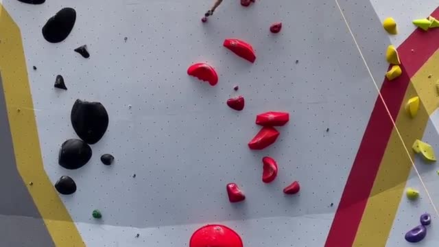 The champion of junior high school girls' rock climbing competition, 15 meters high, with the rock w