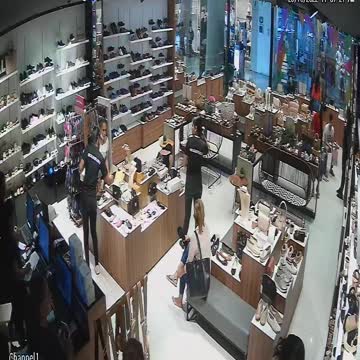 Video: le robaron la cartera en un almacén y compran televisor de $2 millones