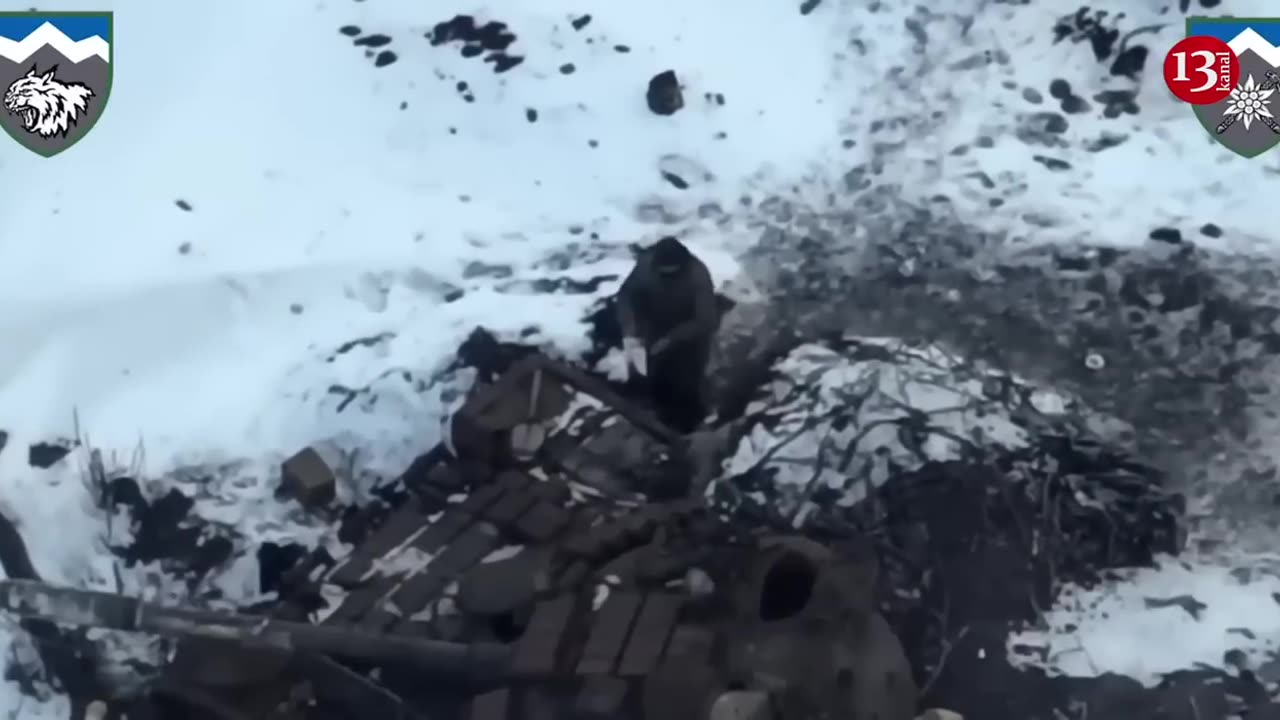 "Russian soldier preparing for hand-to-hand combat"–Drone chases Russian seeking to survive in cold