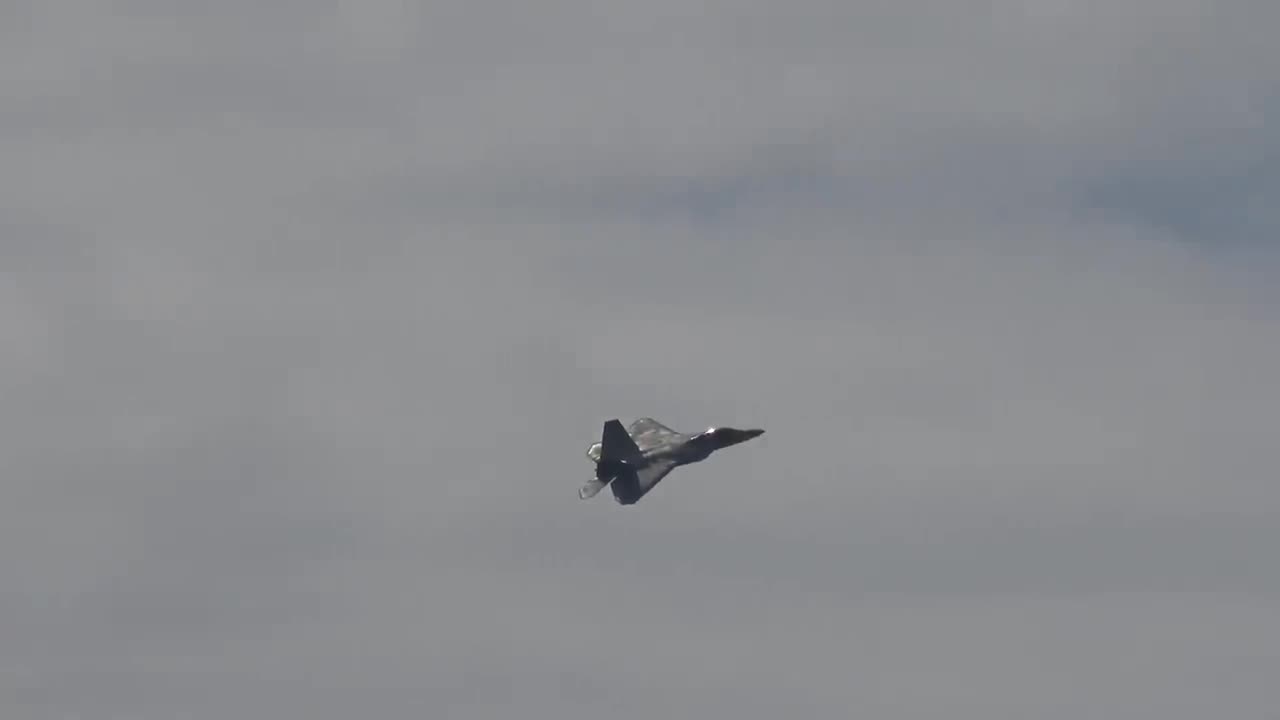 Do you like cool things? USAF F-22 RAPTOR FREEFALL AT HUNTINGTON BEACH AIRSHOW 2023