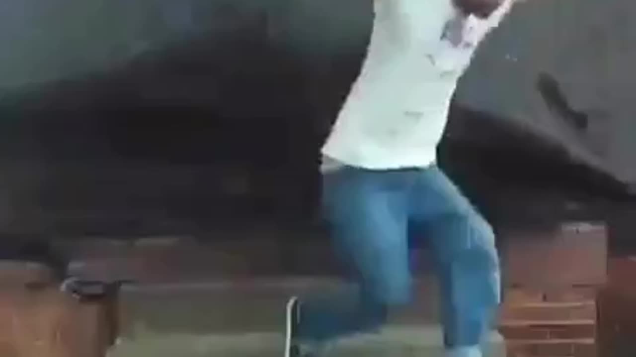 Guy destroys an old house whit a leg kick !!