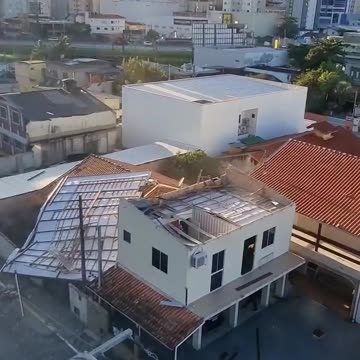 Telhado inteiro é arrancado com a força do vento em Santa Catarina