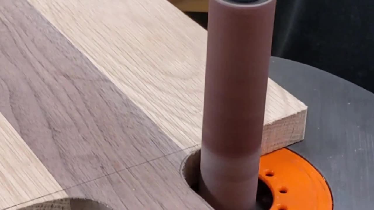 Spindle sander for sanding curves