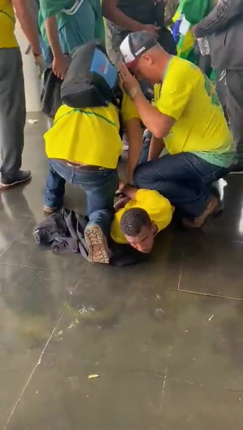 🇧🇷⚡️ — Protesters end up detaining a man suspected of carrying several bombs in his backpack