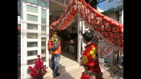 mồng 1 tết tại nhà tôi xem múa lân (I watch the lion dance)