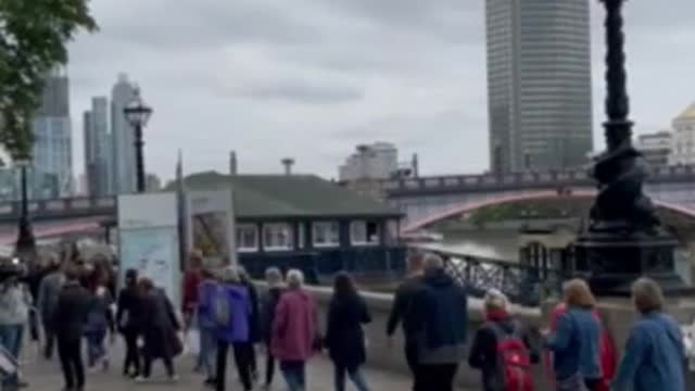 BETWEEN 400.000 TO I MILLIONPEOPLE ARE EXPECTED TO FILEPAST THE LATE QUEEN'S CASKET