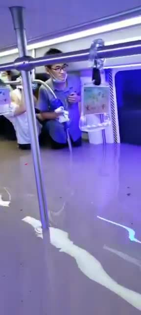 Heavy rain in Henan, China trapped in subway