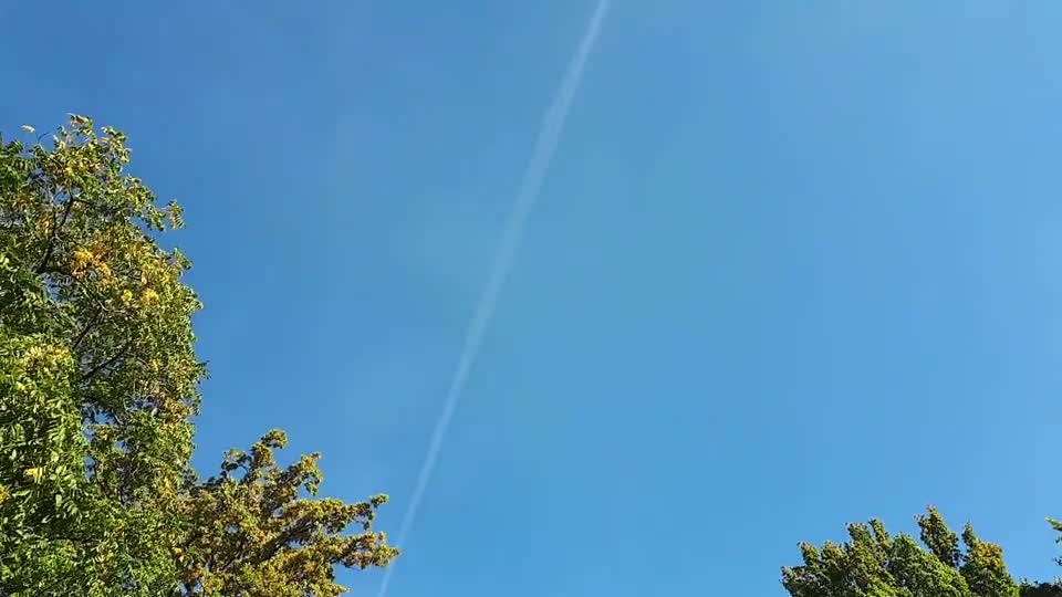 Himmel in Berlin am 7.10.2022 um 13:15 Uhr