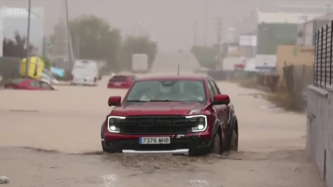 Flooding claims lives in Spain after record rainfall - BBC News