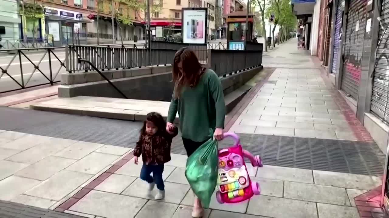 ¡Por fin aire fresco! Los niños españoles salen al aire libre por primera vez en seis semanas