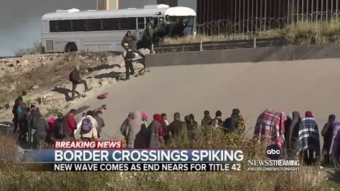 Hundreds of migrants cross Rio Grande at US-Mexico border