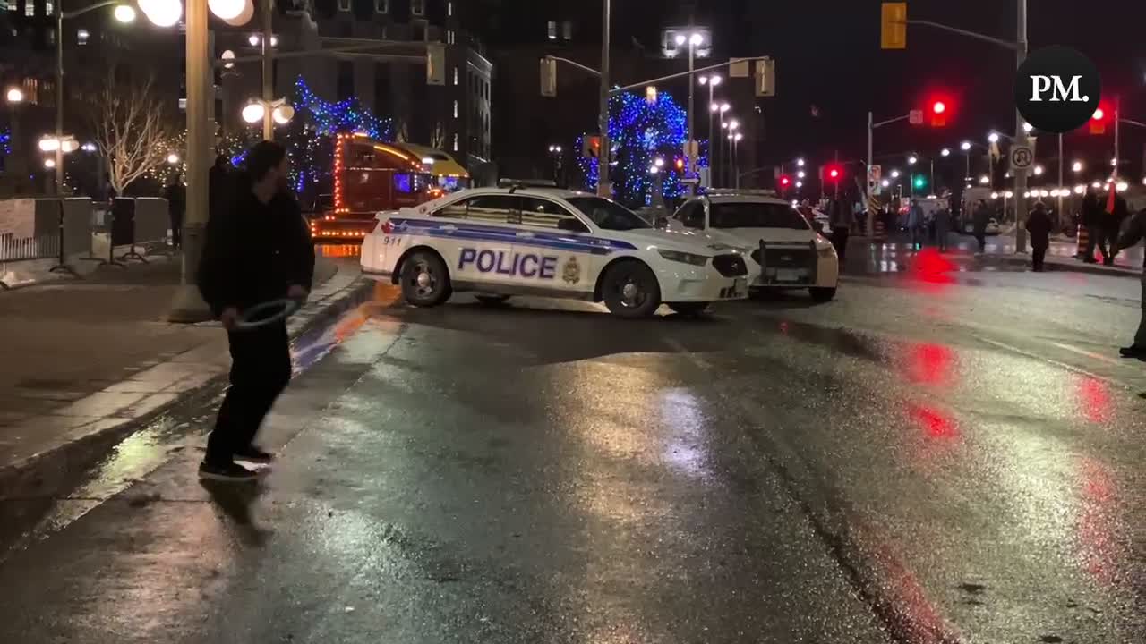 Freedom protestors in Ottawa play frisbee