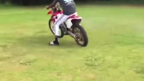 someone learning to ride a motorbike=hilarious clip