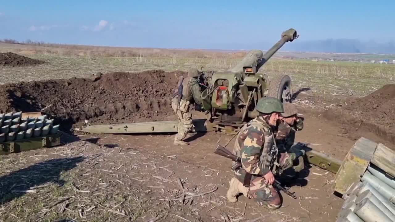 A DPR medium artillery emplacement fires on Azov fighters at the Azovstal plant