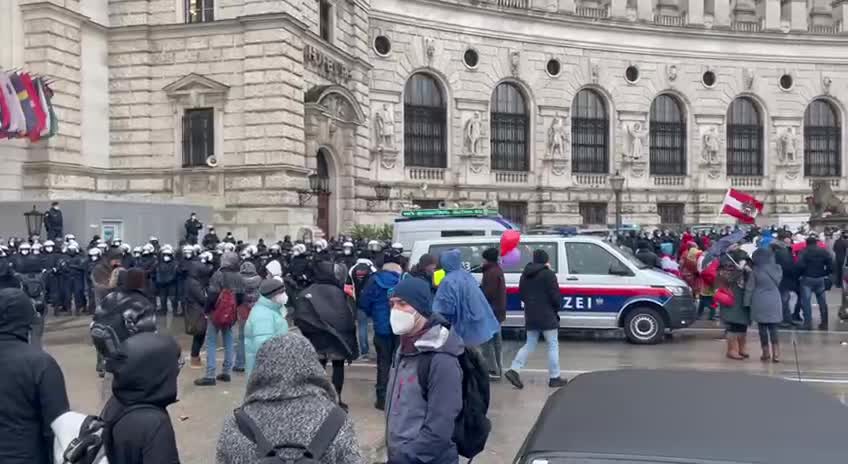 Freedom Convoy Europe - Look at how much police is sent to Vienna to intimidate protesters