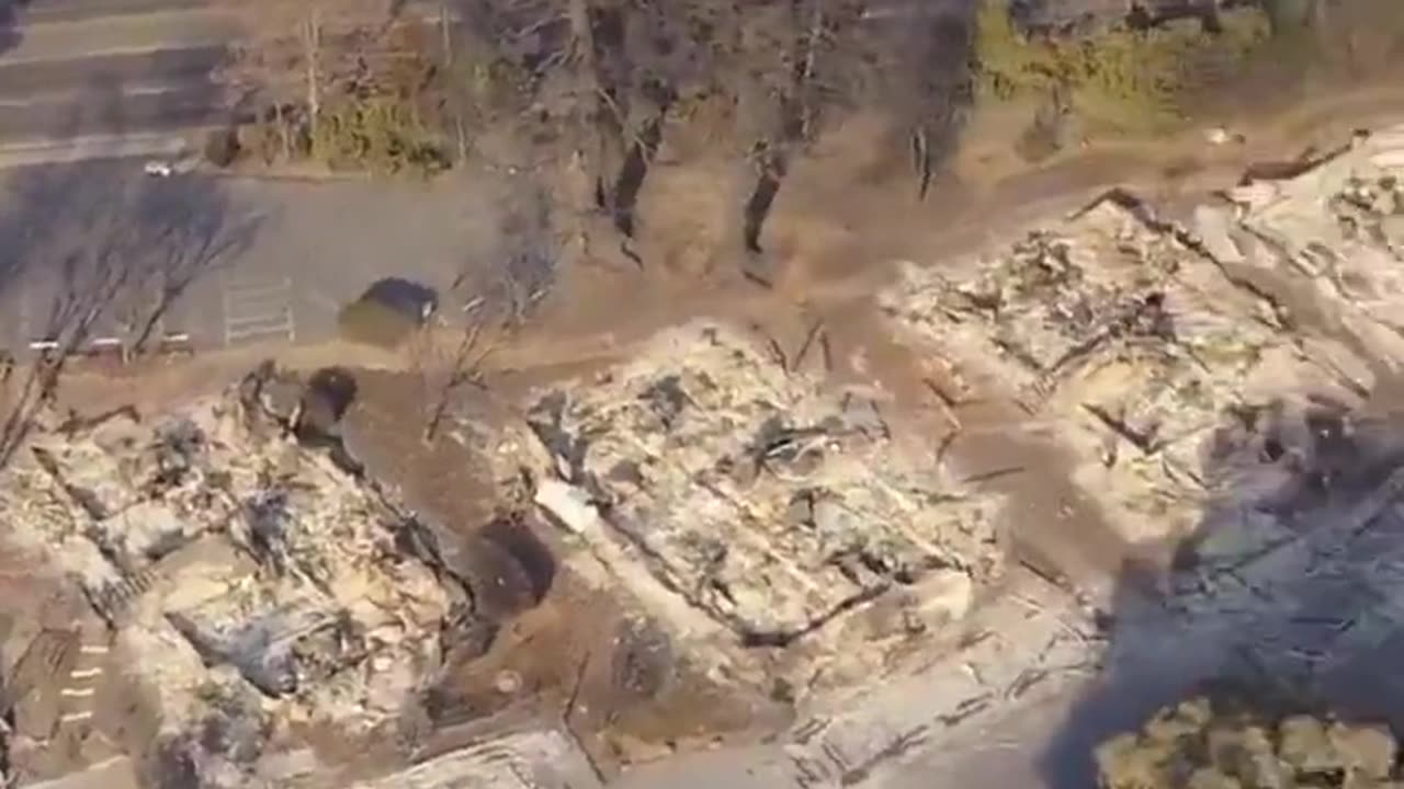 [USA] Houses Turn to ASH but Surrounding Trees look Fine