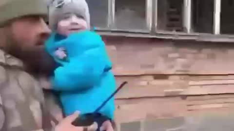 Soldati ceceni combattono contro milizie del battaglione Azov e liberano civili