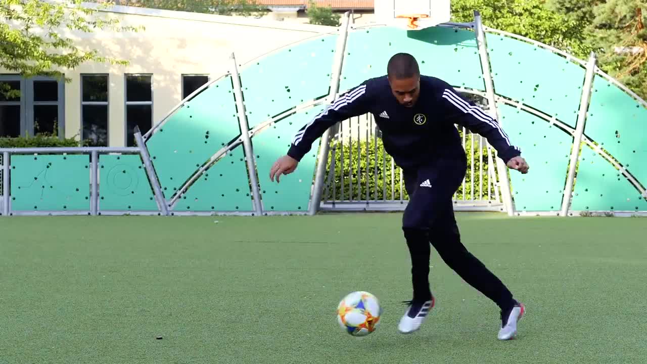 TOP 5_ Brazilian Football Skill Moves