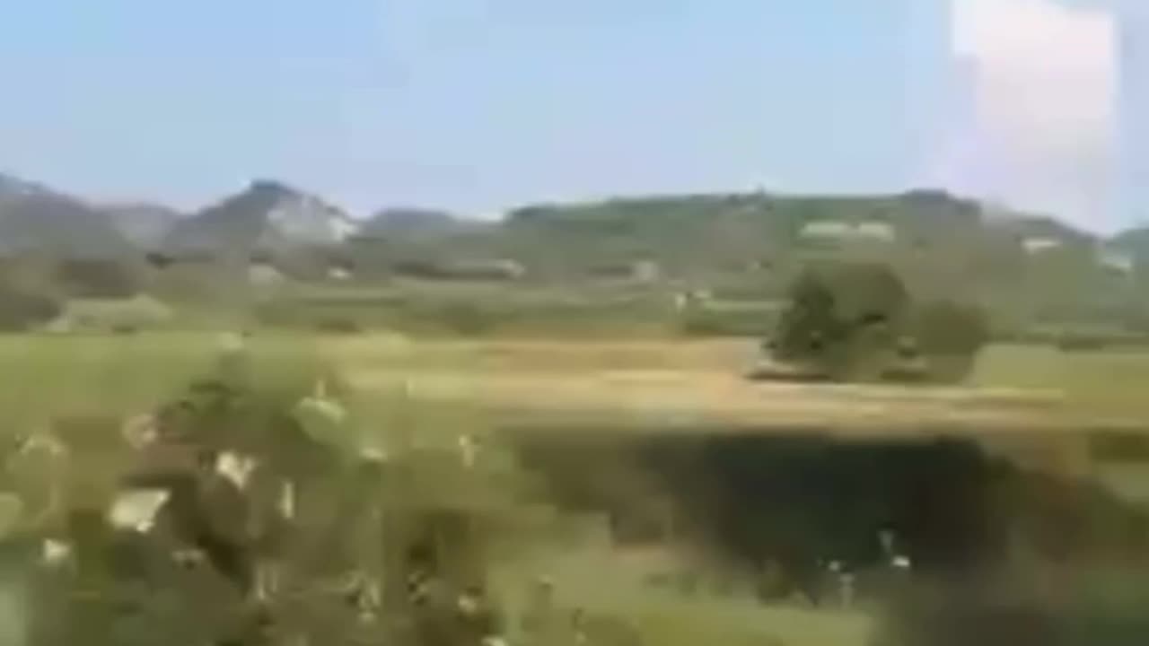 VIDEO/ Përfshihet nga flakët makina në aksin rrugor Vlorë-Levan