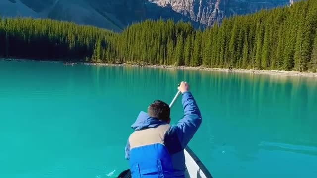 Have you explored this majestic lake in Canada yet and would you love to? 💙