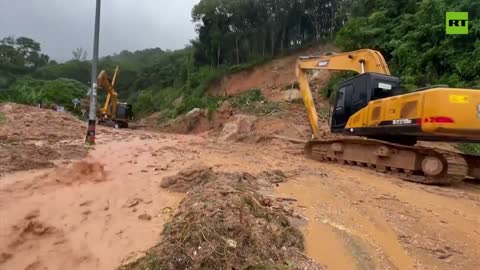 Flood-Hit Thailand Suffers From Power Cuts and Blocked Roads