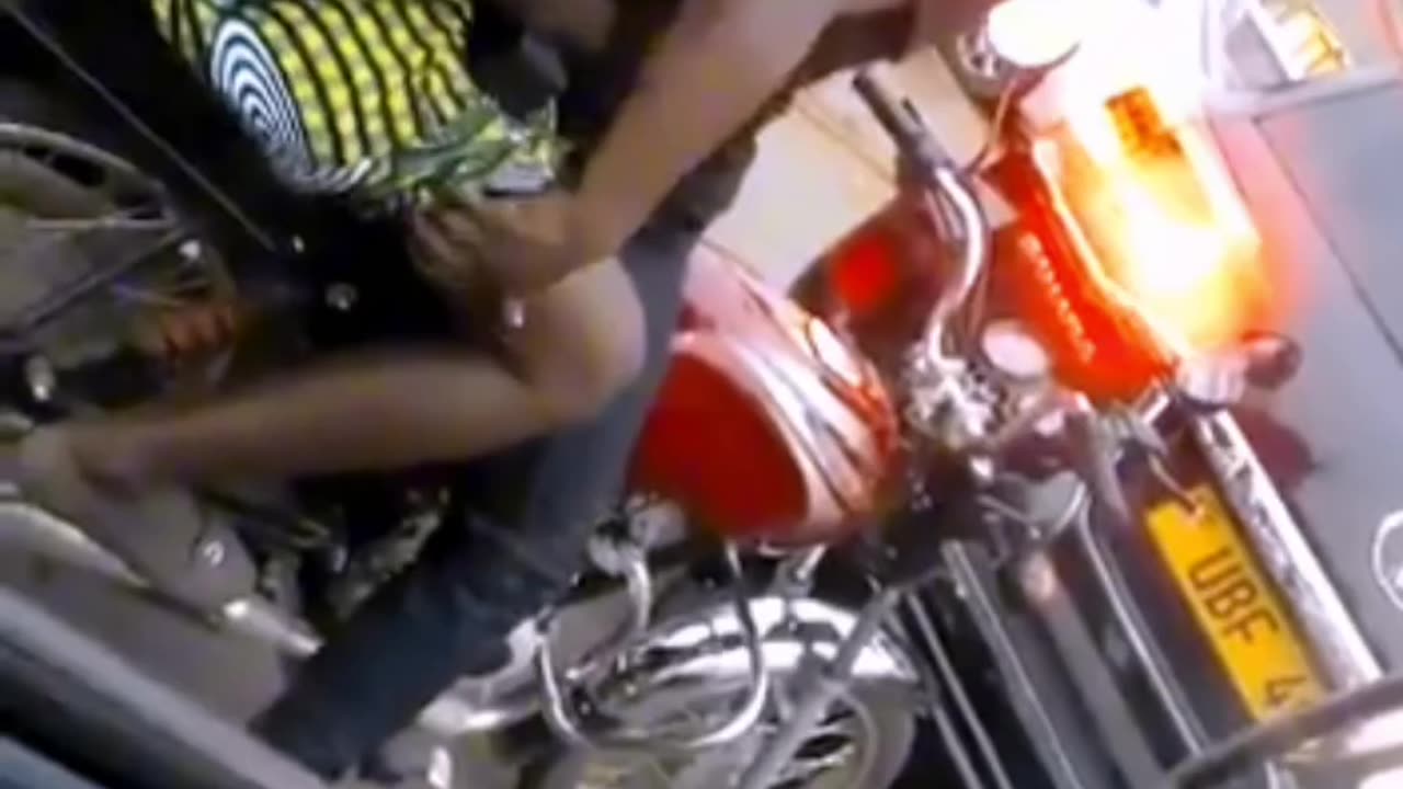 Boda Boda rider decides to chew his client in middle of traffic jam