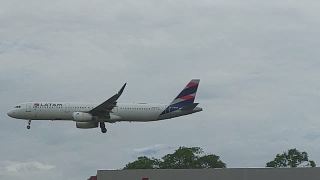 Airbus A321 PT-MXQ vindo de Fortaleza para Manaus