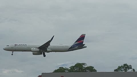 Airbus A321 PT-MXQ vindo de Fortaleza para Manaus